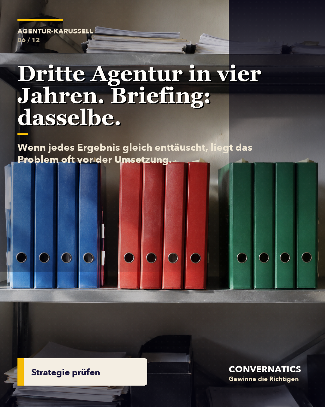 Regal mit bunten Ordnern als Bild für Strategiewechsel ohne Umsetzung.