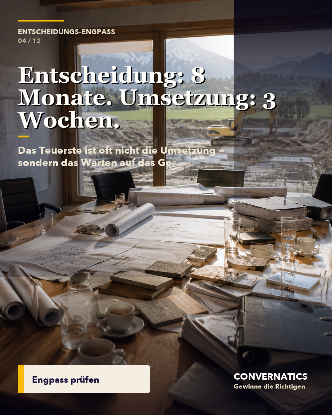 Chaotischer Besprechungstisch mit Bauunterlagen und Entscheidungsstau.