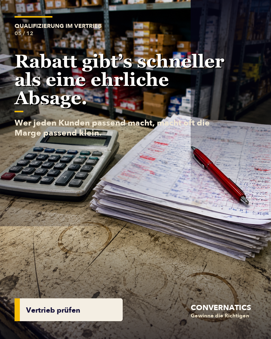 Schreibtisch mit Angebotsunterlagen und Taschenrechner als Symbol für Angebots- und Rabattlogik.