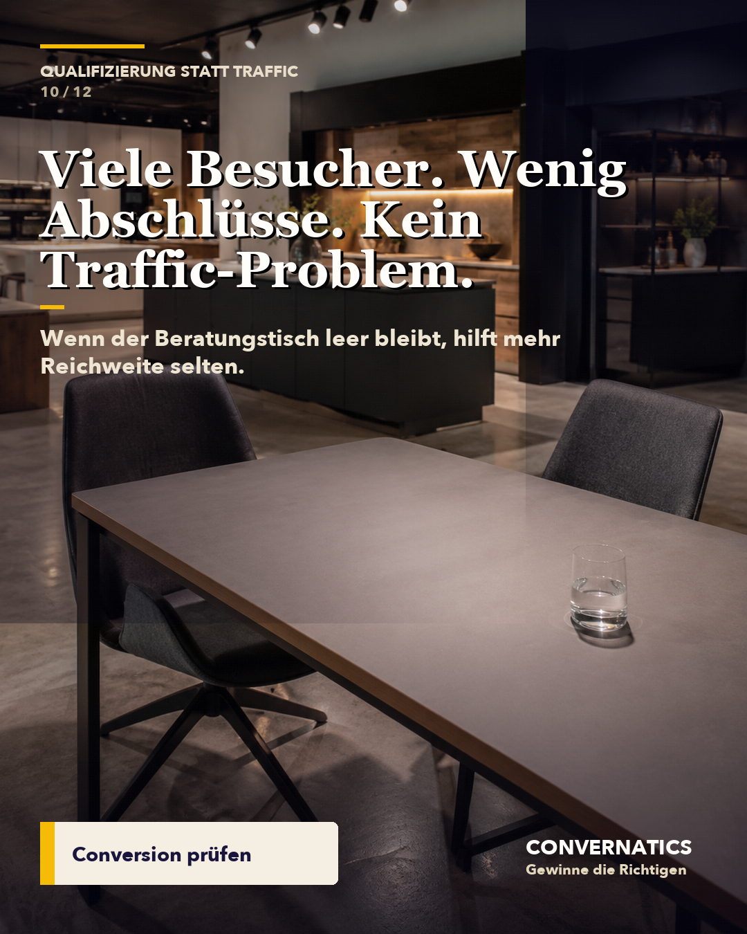 Leerer Besprechungstisch im Showroom trotz vieler Leads.