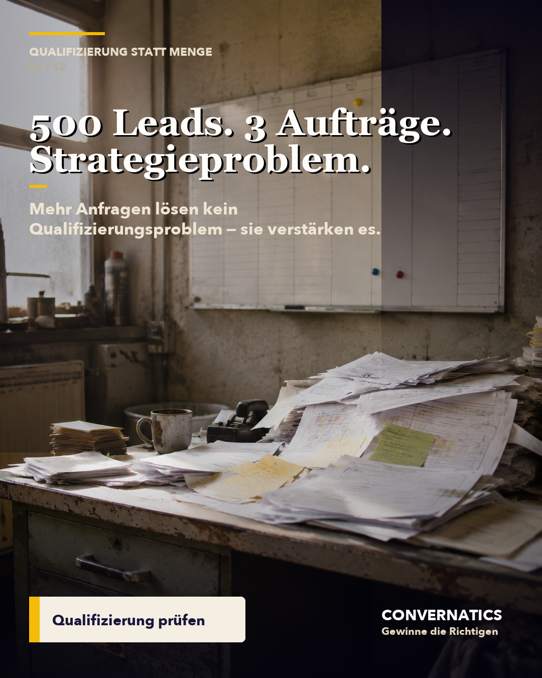 Arbeitsplatz mit Anfragen, Notizen und Unterlagen als Sinnbild für Nachfrageverarbeitung.