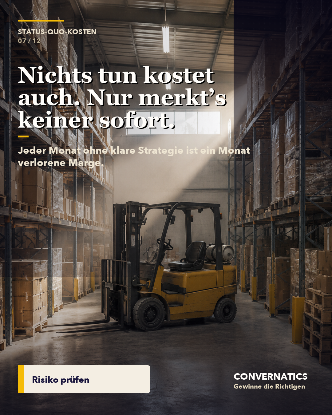 Lagerhalle mit Stapler als Bild für versteckte Stillstands- und Prozesskosten.